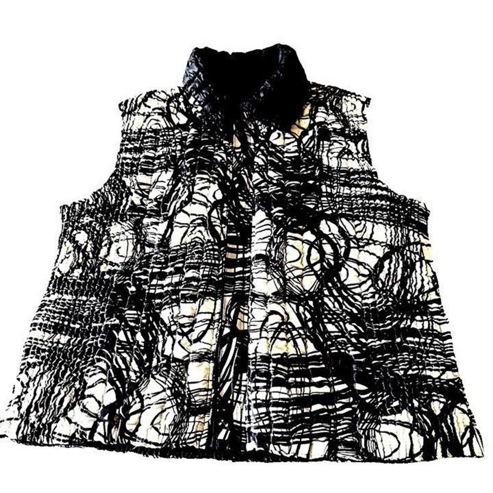 Reversible women's puffy/stretch vest reversible Size M black & white geometric